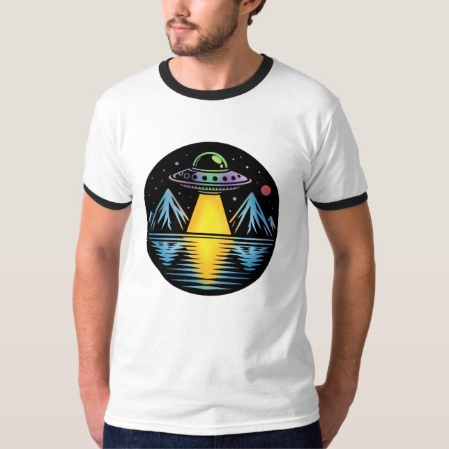 Retro UFO i de berg som reflekterar i Vatten T Shirt (Framsida)