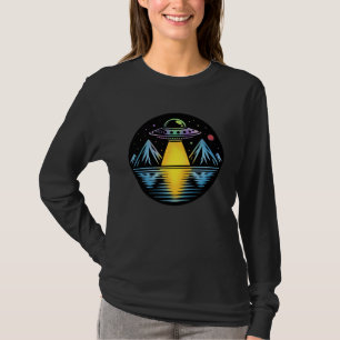 Retro UFO i de berg som reflekterar i Vatten T Shirt