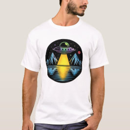 Retro UFO i de berg som reflekterar i Vatten T Shirt