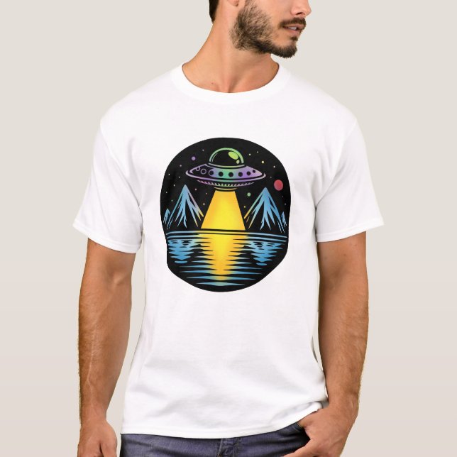 Retro UFO i de berg som reflekterar i Vatten T Shirt (Framsida)