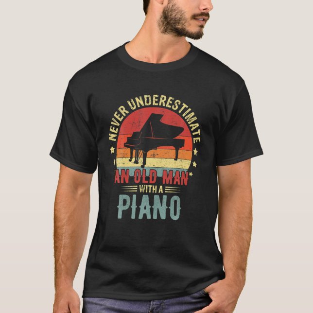 Retro underskatta aldrig gammal man med piano Pla T Shirt (Framsida)