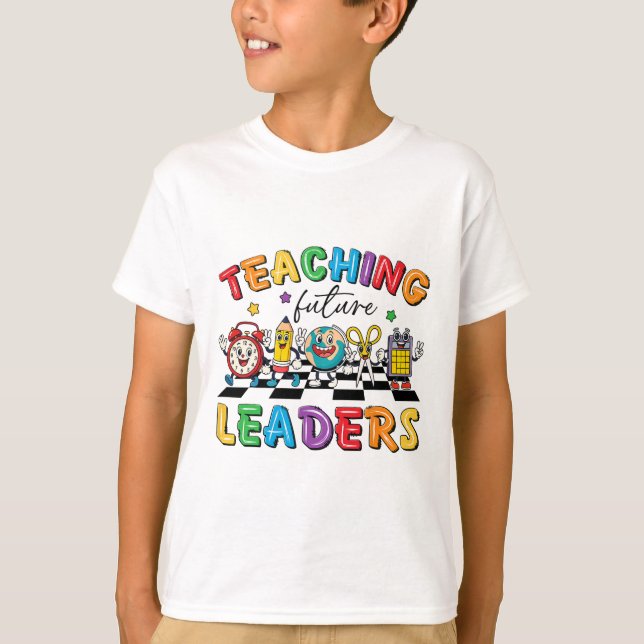Retro Undervisning Framtida Ledare Groovy Lärare T Shirt (Framsida)