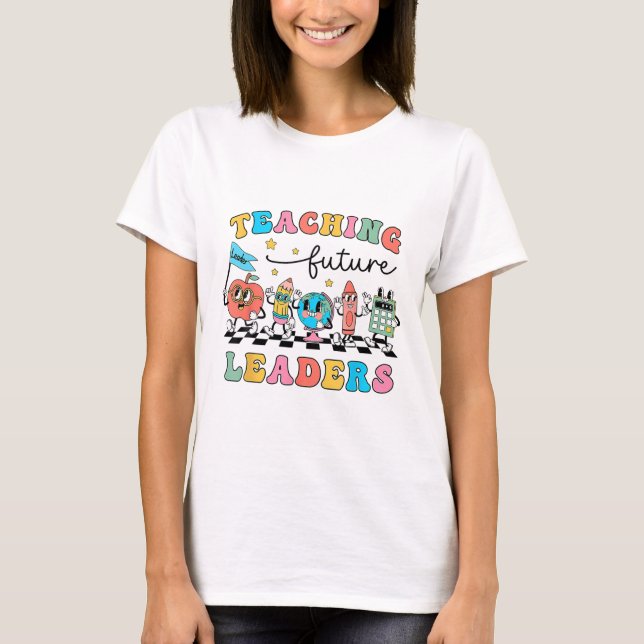 Retro Undervisning Framtida Ledare Groovy Lärare T Shirt (Framsida)