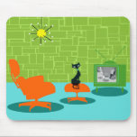 Retro utrymmeålderkattunge Mousepad Musmatta<br><div class="desc">Det sägs att hundar har ägare och katter har att bemanna. Kattdjuret på denna Retro utrymmeålderkattunge Mousepad kunde inte instämma mer! 60-talstilen, den minimalist konstdesignen presenterar en slät svart katt i ett modernt vardagsrum för mitt- århundrade. Det sofistikerade rummet presenterar prominently en grönt, stenvägg. Matta är aqua med krickan skuggar....</div>