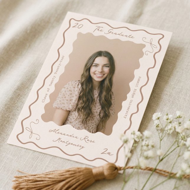 Retro Vågig Handritad Båge Examen Foto Examen Meddelande (Retro Wavy Hand Drawn Bow Grad Photo Graduation Announcement)