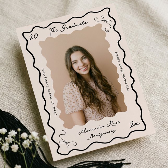 Retro Vågig Handritad Båge Examen Foto Examen Meddelande (Retro Wavy Hand Drawn Bow Grad Photo Graduation Announcement)