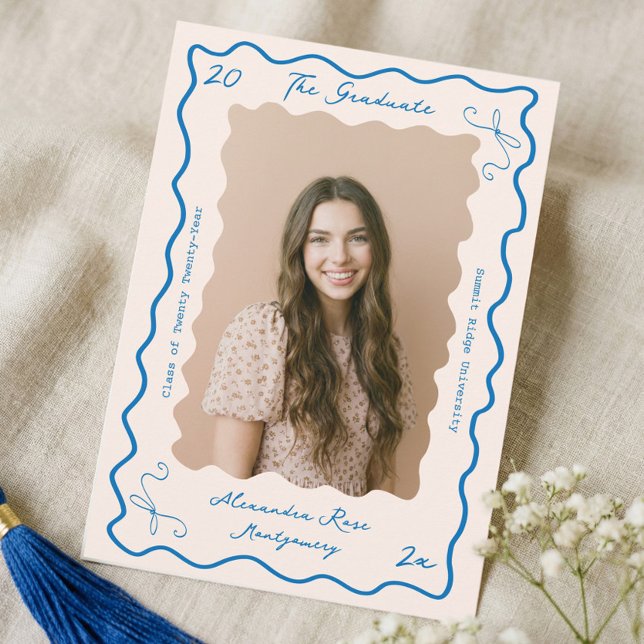 Retro Vågig Handritad Båge Examens Foto Examen Meddelande (Retro Wavy Hand Drawn Bow Grad Photo Graduation Announcement)