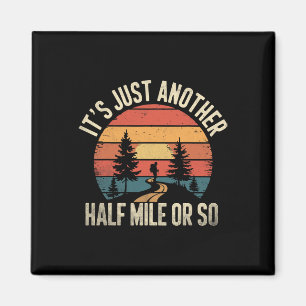 Retro vandringsdesign Roligt Det är bara en halv M Magnet