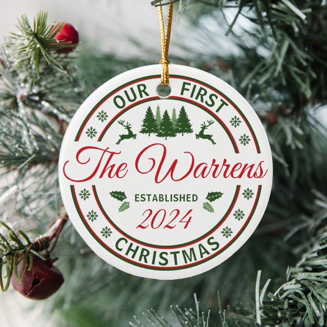 Retro vår första jul-Bröllop som är gift Namn Julgransprydnad Keramik (Personalized married last name Our First Christmas as Mr & Mrs red and green retro holiday ornament)