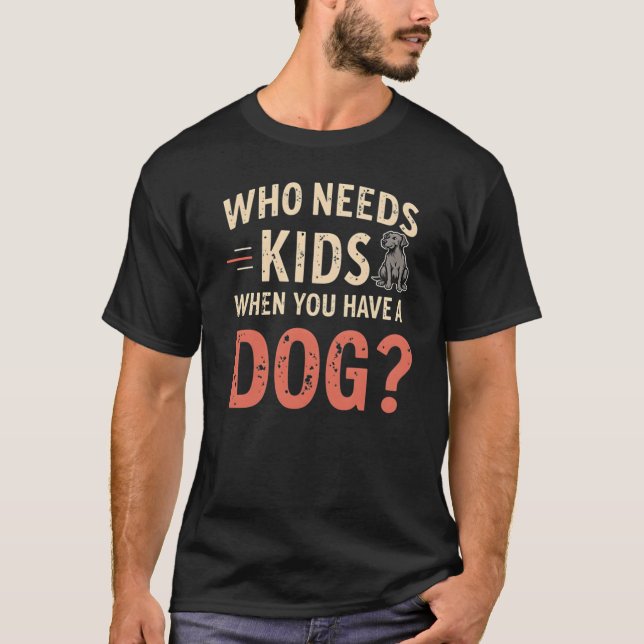 Retro "Vem behöver barn när du har en Hund?" T Shirt (Framsida)