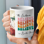 Retro vi tror på 2-fotona i Jultomten jul Kaffemugg<br><div class="desc">Skapa varaktiga minnen genom att lägga till två av dina favoritfoton från familjen till den här "Vi tror på Jultomten"-filmen färg Festive mugg. Sprid glädjen och ge en gåva som varma hjärtan hela säsongen.</div>