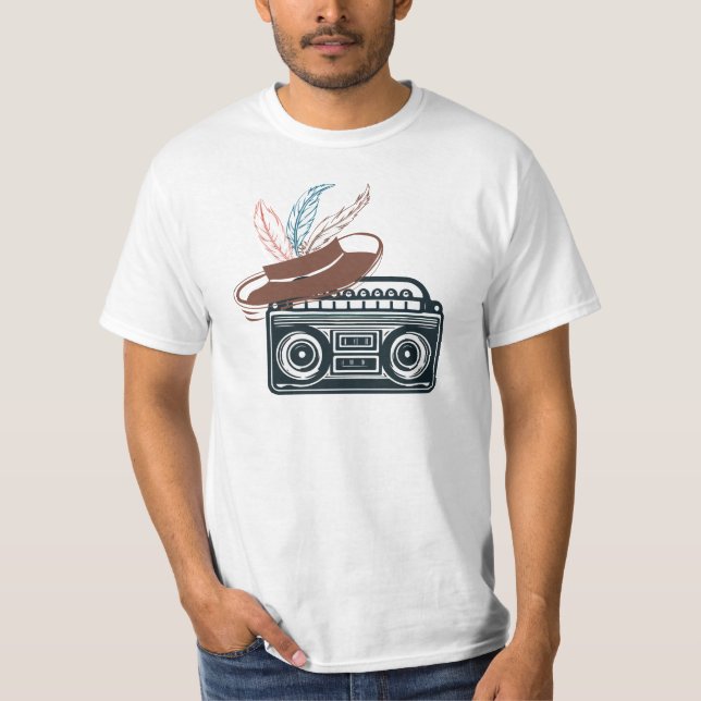 "Retro Vibes: Boombox & Feasted Hat" T Shirt (Framsida)