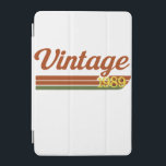 Retro Vintage 1989 Typografi iPad Mini Skydd<br><div class="desc">En snyggt som återger ord "Vintage" i ett fet kursivt typsnitt,  parad med "1989" och varmtonat vågrät rand för ett nostalgiskt estetiskt.</div>