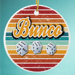 Retro Vintage Bunco Dice Julgransprydnad Keramik<br><div class="desc">Behålla om att rulla dice! Retro färg med tre Bunco Dice. Perfekt för Bunco-spelare som kärlek att spela! Underbart pris eller gåva till helgdag.</div>