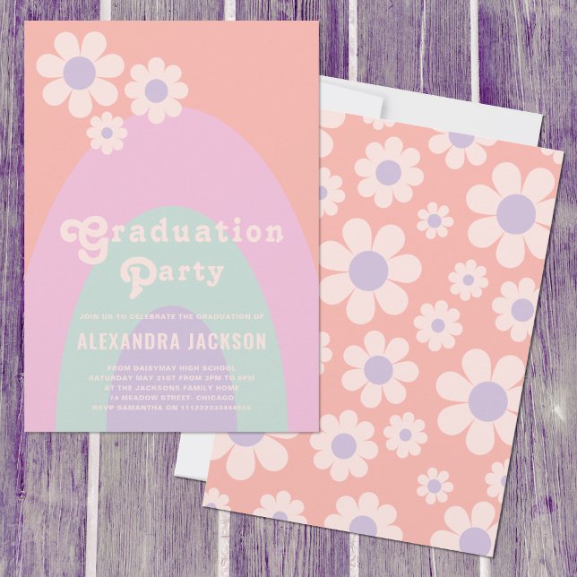 Retro Vintage Examenstårtor Pastell Inbjudningar (Retro 70s vintage daisy arch pastel colors graduation party invitation groovy typography hippy vibe)