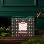 Retro Vintage jul - Rosa Ribbon Family Photo Kalender<br><div class="desc">Gratulera till festsäsongen med vår personlig retro på rosan av julfotskalender i familjen med , en underbar blandning av nostalgi och elegans. I den här charmerande kalendern visas en urvattnad samling av våra handmålade, återfärgade julillustrationer i stil, som var och en ger sin unika beröring av helgdag cheer. Inslag med...</div>