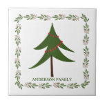 Retro Vintage jul Träd och andningsminimalister Kakelplatta<br><div class="desc">Fira helgdag med tidlös charm med hjälp av denna julklapp från Retro Vintage i Träd. Med en vackert bild av ett minimalistiskt klassiskt Julgran som är framlagt av en elegant av gräns, fångar denna nostalgiska utformning magin i en gammal epok. Under träd finns ett alternativ för anpassade att lägga till...</div>
