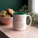 Retro Vintage Merry & Rosa Watercolor Jultomten Två-Tonad Mugg<br><div class="desc">Börja på morgonen med ett streck av juljubilar eller vind på kvällarna med en mysigt hett choklad som använder vår vackra vinkung jultomten mugg. Det här charmerande mugg är designat för att ge ett leende till ansikte och värme till ditt hjärta med varje sipp. Mugg är både lekande och sofistikerat...</div>