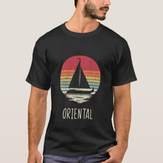 Retro-Vintage, nödlidande segelbåt med orientalisk T Shirt