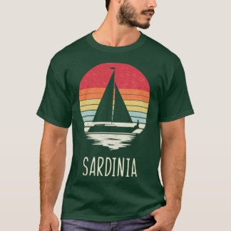 Retro-Vintage, nödlidande segelbåt på Sardinien T Shirt