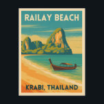 Retro Vintage resor Krabi Thailand Railay Beach Vykort<br><div class="desc">Upplev de idylliska stränderna vid Railay Beach i Krabi,  Thailand,  med detta vintage resor-inspirerade vykort. Med sina ikoniska kalkklippor,  svävar handflatan och turkos vatten i klassisk återgivning är biet perfekt för globetrotters,  strand älskare och fläkt av vintage resor estetik.</div>