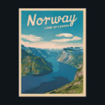 Retro Vintage resor Norge Fjord liggande Vykort<br><div class="desc">Gå in i Norgens fantastiska landskap med det här fängslande återresande-inspirerade vykortet. Infekt med nostalgiska vibes och vintagens charm fångar den här designen Norgens vackra landskap i en retro-estetisk påminnelse om klassiskt resor affischer från i går.</div>
