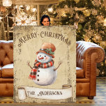 Retro Vintage Snögubbe Anpassningsbar God jul Fleecefilt<br><div class="desc">Fin vintage illustration av snögubbe med hatt och betalat scarf på en återgrunge bakgrund och ram för åldras eller vintage. Utformningen har ett menyfliksområde för rulla av vintage som gör att du kan anpassa den här snygga och snygga julfilten.</div>