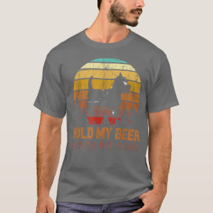 Retro Vintage som håller mitt öl måste jag packa d T Shirt