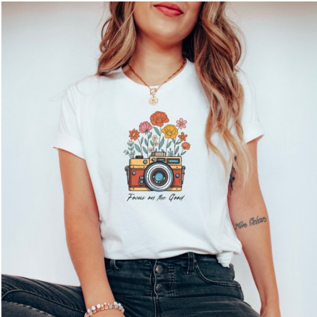 Retro Vintage Wildblommor och Camera T-Shirt (Skapare uppladdad)