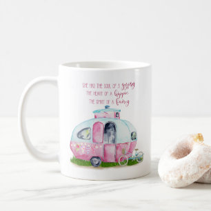 Retro vintagecampare för rosor och för vit med kaffemugg