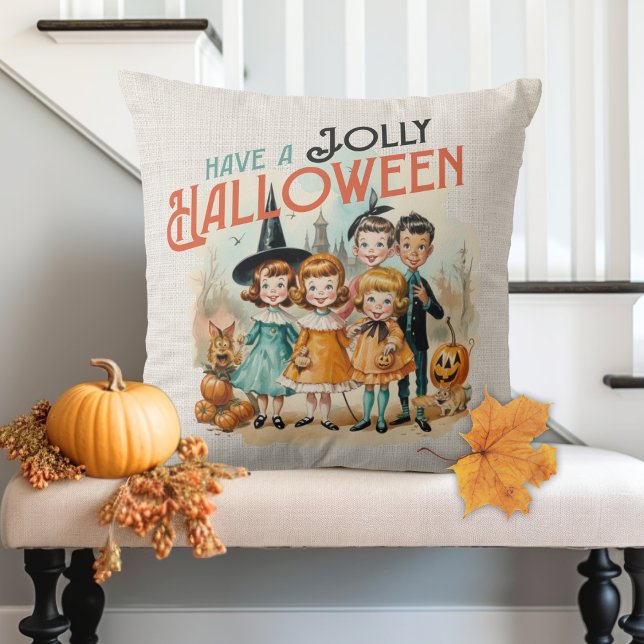 Retro-Vintagen har en Jolly Halloween Kudde (Vintage 'Have A Jolly Halloween' Throw Pillow With Retro Looking Trick-or-Treater Kids.)