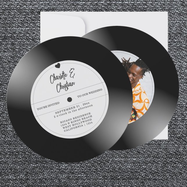 Retro Vinyl Record Photo Bröllop Inbjudningar (Retro Vinyl Record Photo Wedding Invitations from Ricaso. Fun novelty music themed invites)