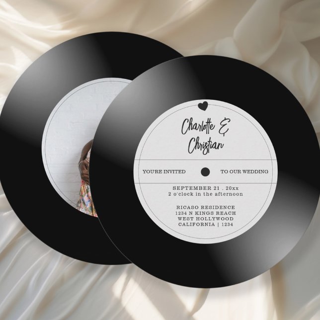 Retro Vinylskiva Foto Bröllop Inbjudningar (Retro Vinyl Record Photo Wedding Invitations from Ricaso. Fun novelty music themed invites)