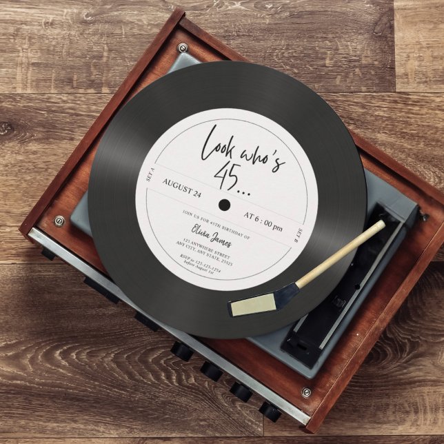 Retro vinylskiva ser ut som 45, 45-årsdag inbjudningar (Skapare uppladdad)