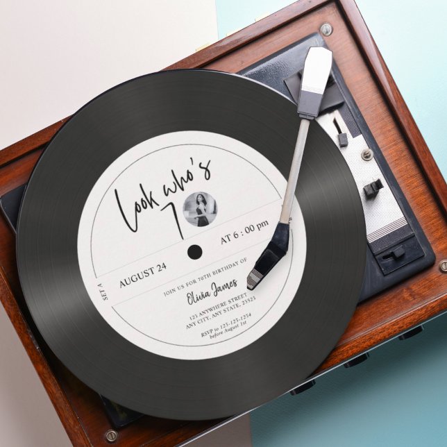 Retro vinylskiva ser ut som 70-årspresent, 70-årsd inbjudningar (Skapare uppladdad)
