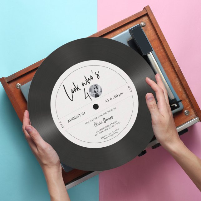 Retro vinylskiva ser vem som är 40, 40-årsdag inbjudningar (Skapare uppladdad)