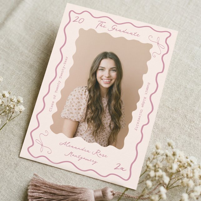 Retro Wavy Hand Drawn Bow Grad Photo Graduation Meddelande (Retro Wavy Hand Drawn Bow Grad Photo Graduation Announcement)