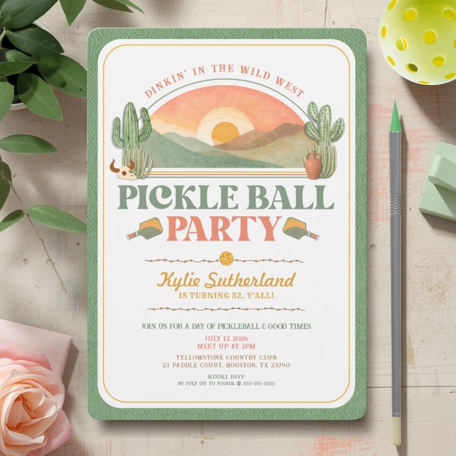 Retro Western Pickleball Födelsedagsfest Inbjudningar (Western Theme Pickleball Party Invitation Y'all!)