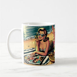 Retro Woman i Beach som läser ett Mode-magasin Kaffemugg