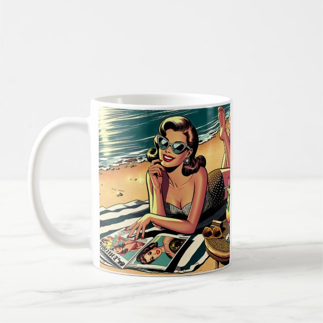 Retro Woman i Beach som läser ett Mode-magasin Kaffemugg (Vänster)