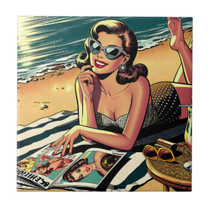 Retro Woman i Beach som läser ett Mode-magasin Kakelplatta
