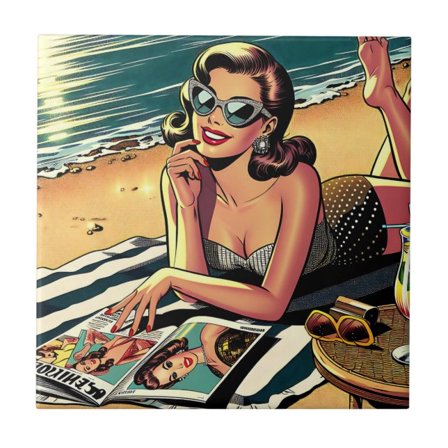 Retro Woman i Beach som läser ett Mode-magasin Kakelplatta (Framsidan)