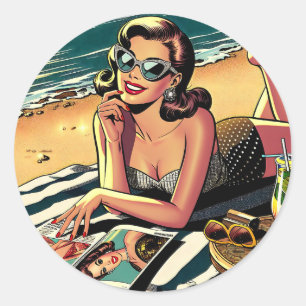 Retro Woman i Beach som läser ett Mode-magasin Runt Klistermärke