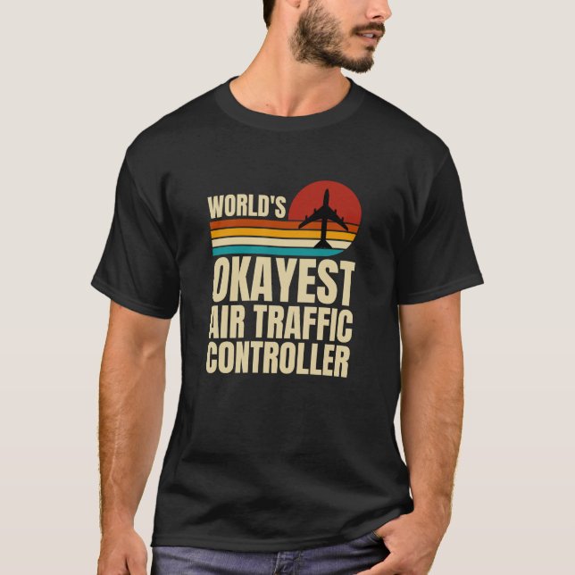 Retro World's Okayest Luft Traffic Controller T Shirt (Framsida)
