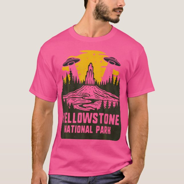 Retro Yellowstone National Park Cryptid Ufo Abduct T Shirt (Framsida)