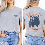 Retro Yosemite National Park California Black Bear T Shirt<br><div class="desc">Redo att ge dig i väg till äventyr utanför dörren? Yosemite nationalpark t-shirt är ett val av perfekt. Med en djärv svart björn och ett kuperat skogslandskap kommer den här skjortan att inspirera dig att utforska och anamma naturen. Släpp ut din inre exploatör och missa inte chansen att ta in...</div>