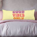RetroBody Pillow Kroppskudde<br><div class="desc">Ge ditt rum en stötesten med den här "God Vibes Only"-kudden! Designat med ett groovy retro-typsnitt i fet nyck, lila och orange, handlar den här kudden av pastelliserad gult om att sprida glädje, lycka och kylljus. Vare sig du slumrar, slingrar dig eller lägger till luft i ditt sovrum eller sovrum...</div>
