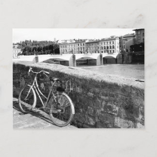 Retrocykel bredvid en bro i Florens Vykort