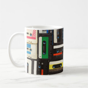 Retrokassetter: Vintage med blå bakgrund. Kaffemugg