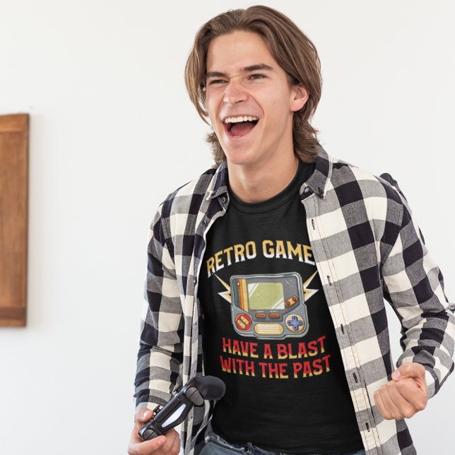 Retrospel har en stöt med föregående spelare t shirt (Skapare uppladdad)